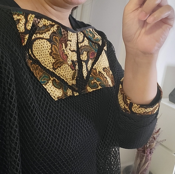 Oversized Fishnet Batik Top - Picture 2 of 4